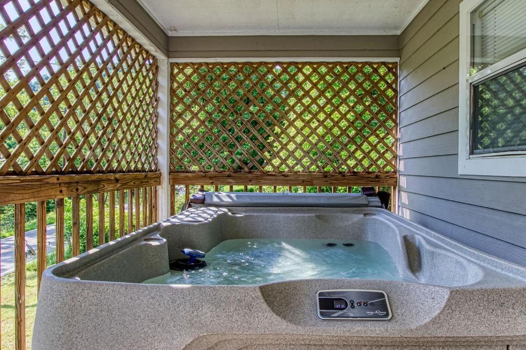 River Song, Near River, Hot Tub, Foosball, Wifi 1089 Free Tickets Each Paid Day, Dollywood And More Sevierville Dış mekan fotoğraf